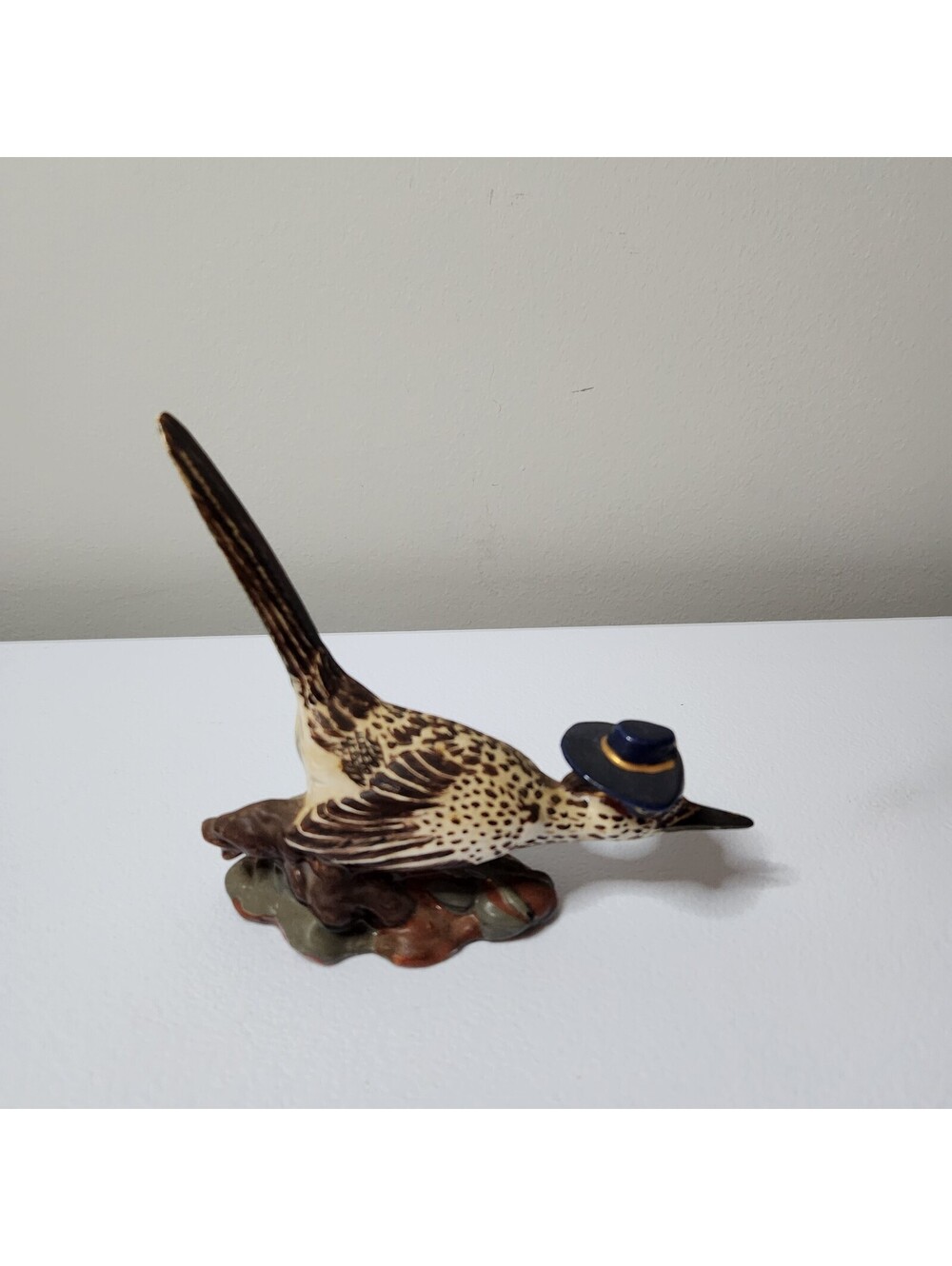 Bird/road runner figurine with hat